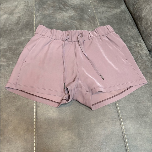Lululemon On The Fly Short Woven 2.5”  Sz 6 - Picture 1 of 7